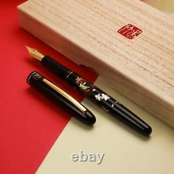 Kuretake Black Urushi Makie SAKURA-NI-MOMIJI Gold Iridium M Nib Fountain Pen