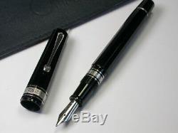 Omas Paragon Arte Italiana Black Silver 18c 750 Gold M Nib Faceted Fountain Pen