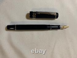Parker Duofold Fountain Pen Black & Platinum 18Kt Gold Medium Nib New In Box