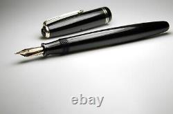 Vintage Parker Vacumatic Fountain Pen-Laminated Black-14K Gold Nib-USA 1946