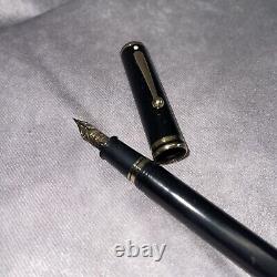 Vintage Sheaffer fountain pen black with solid gold 18k gold trim, circa 1932