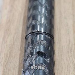 GEM Stylo plume en caoutchouc noir dur avec motif ondulé gravé et plume en or 14 carats, capuchon aveugle de 5-1/2