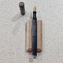 GEM Stylo plume en caoutchouc noir dur avec motif ondulé gravé et plume en or 14 carats, capuchon aveugle de 5-1/2