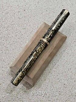 Le stylo-plume Clipper WASP en or perle, briques dorées et rayures noires, RARE