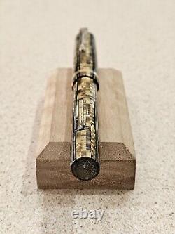 Le stylo-plume Clipper WASP en or perle, briques dorées et rayures noires, RARE