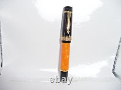 Stylo-plume Delta Dolcevita Noir et Orange, plume moyenne l8k, finitions en or.