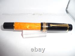 Stylo-plume Delta Dolcevita Noir et Orange, plume moyenne l8k, finitions en or.