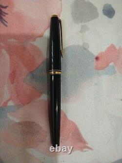 Stylo-plume MONTBLANC en résine noire avec pointe fine en or 585
