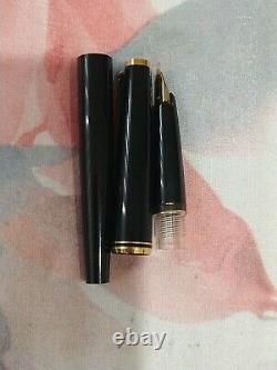 Stylo-plume MONTBLANC en résine noire avec pointe fine en or 585