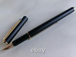 Stylo plume Montblanc Slim Line noir mat avec plume en acier doré.