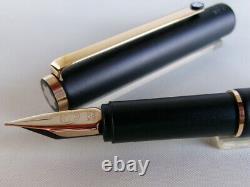 Stylo plume Montblanc Slim Line noir mat avec plume en acier doré.