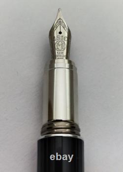 Stylo plume Montblanc Starwalker corps noir + capuchon argent encre noire utilisée