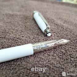 Stylo-plume Montblanc blanc et argent authentique, ouvert à Mumbai, numéro de série