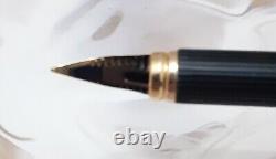 Stylo-plume Omas en métal noir, cartouche type, plume moyenne en or 14K, années 1970