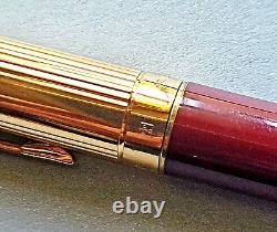 Stylo plume Parker 750 Laque Bourgogne avec pointe fine en or 18 carats. Excellent état.