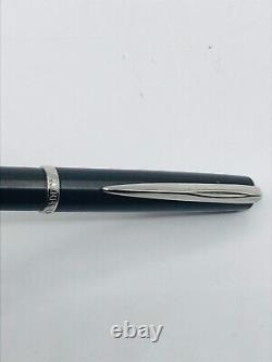 Stylo plume Waterford 1783 en métal noir avec plume fine.