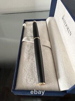 Stylo plume Waterman Fountain Pen en laque noire et or dans une boîte avec cartouche