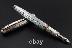 Stylo-plume en argent massif de la collection Pen & The City, cartouches noires, pointe fine de type Pelikan.