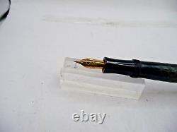 Stylo-plume en caoutchouc dur noir des années 1920 de Star Pen Co. - Vintage avec motif ciselé flexible de taille moyenne