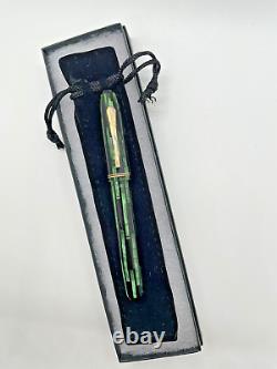 Stylo-plume en celluloïd rare de Leeds, vert avec une rayure noire, plume en or 14 Kt, deux tons, pointe F, restauré.