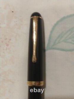 Stylo plume en résine noire Montblanc 342 avec plume oblique moyenne en or 14 carats à gauche
