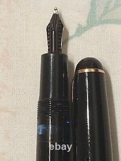 Stylo plume en résine noire Montblanc 342 avec plume oblique moyenne en or 14 carats à gauche